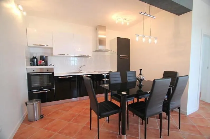 بيت ضيافة 4 Star Apartments With Sea View In Zambratija